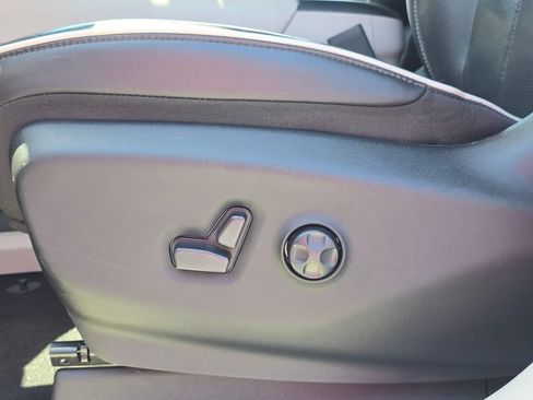 Used 2023 Chrysler Pacifica Limited FWD image 26