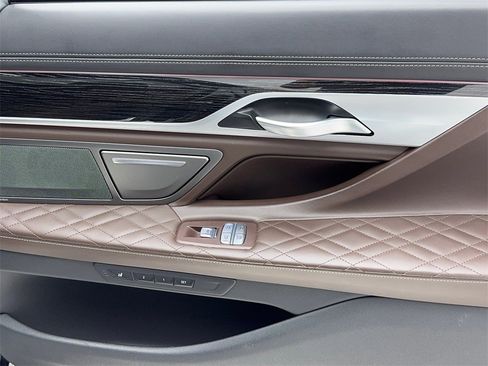 Used 2022 BMW 750i xDrive w/ Luxury Rear Seating Package image 50