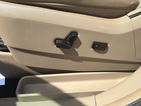 Used 2016 Chrysler Town & Country Touring FWD image 18