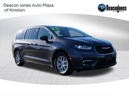 Used 2023 Chrysler Pacifica Touring-L image 1