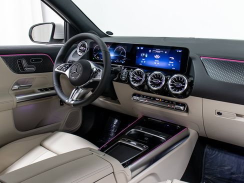 New 2025 Mercedes-Benz GLA 250 4MATIC image 17