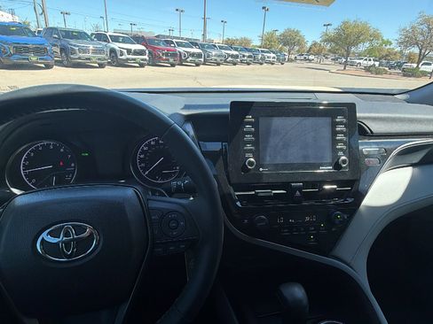 Used 2024 Toyota Camry SE image 9