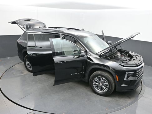 Used 2025 Chevrolet Traverse LT image 41