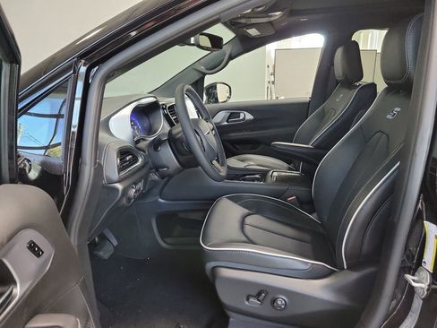 New 2026 Chrysler Pacifica Limited w/ S Appearance Package image 13