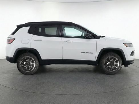 Used 2025 Jeep Compass Trailhawk image 11
