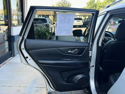 Used 2016 Nissan Rogue SL w/ SL Premium Package FWD image 28