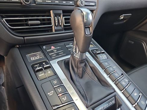 Used 2021 Porsche Macan image 22