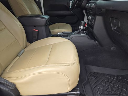 Used 2018 Jeep Wrangler Unlimited Sahara AWD/4WD image 15