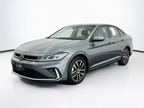 Used 2025 Volkswagen Jetta SE FWD image 3