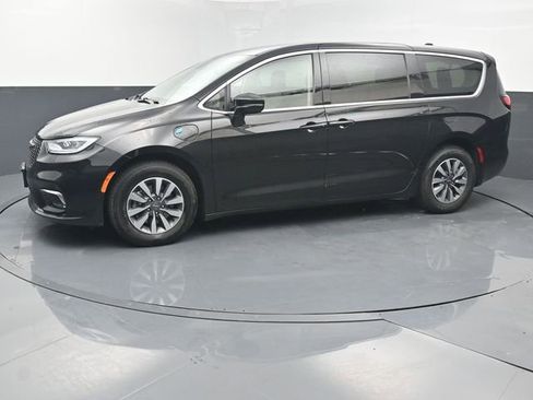 Used 2024 Chrysler Pacifica Select image 2