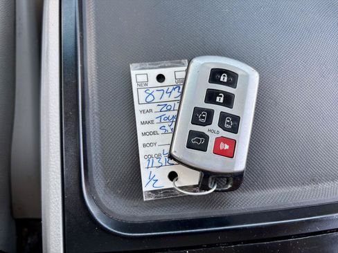 Used 2017 Toyota Sienna XLE w/ XLE Navigation Package FWD image 20