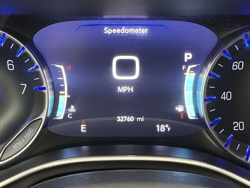 Used 2025 Chrysler Pacifica Select image 15