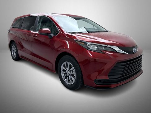 Used 2024 Toyota Sienna LE image 3