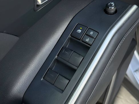 Used 2022 Toyota Highlander XLE AWD/4WD image 12