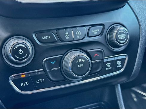 Used 2019 Jeep Cherokee Latitude w/ Popular Appearance Group FWD image 18