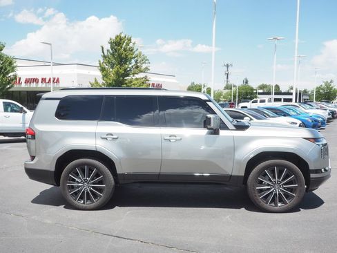 Used 2025 Lexus GX 550 w/ Accessory Package (31) AWD/4WD image 8
