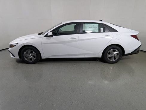 New 2025 Hyundai Elantra SE image 4