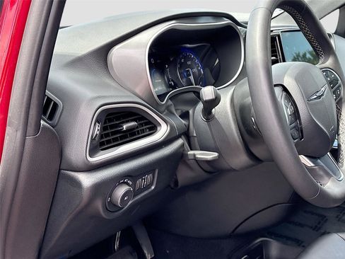 Used 2025 Chrysler Pacifica Select FWD image 10