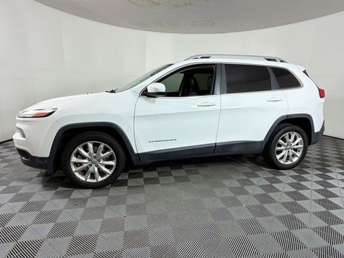 Used 2017 Jeep Cherokee Limited image 2