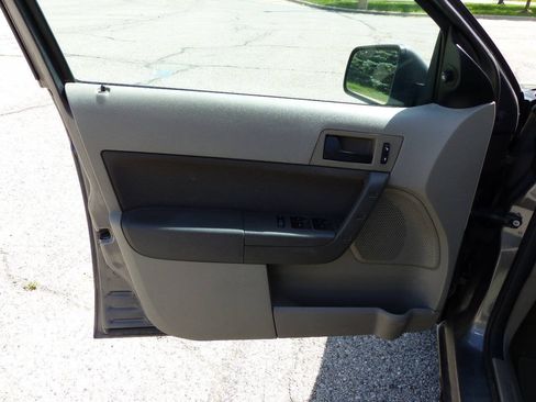 Used 2010 Ford Focus SE FWD image 17