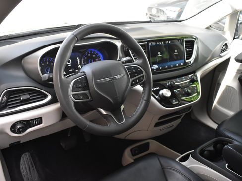 Used 2024 Chrysler Pacifica Touring-L FWD image 33