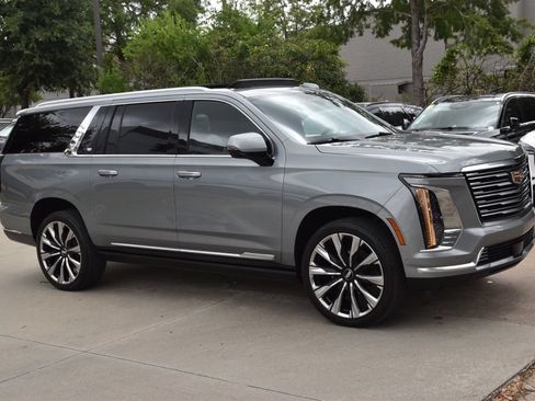 Used 2025 Cadillac Escalade ESV Premium Luxury Platinum AWD/4WD image 5