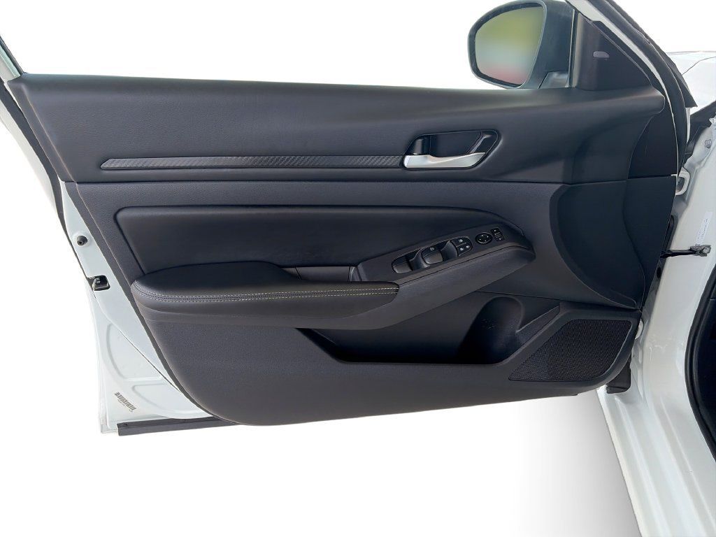 Used 2025 Nissan Altima 2.5 SV FWD image 23