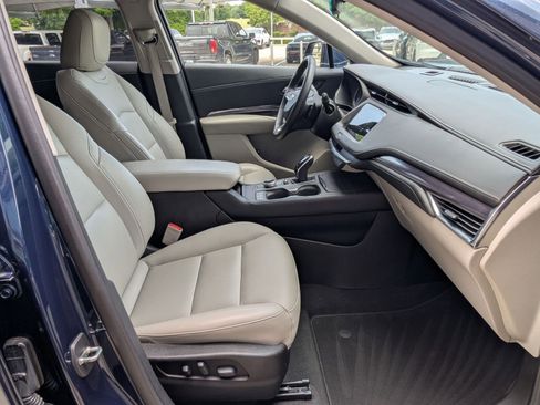 Used 2021 Cadillac XT4 Luxury w/ Cold Weather Package FWD image 22