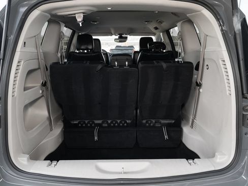Used 2022 Chrysler Pacifica Touring-L FWD image 38