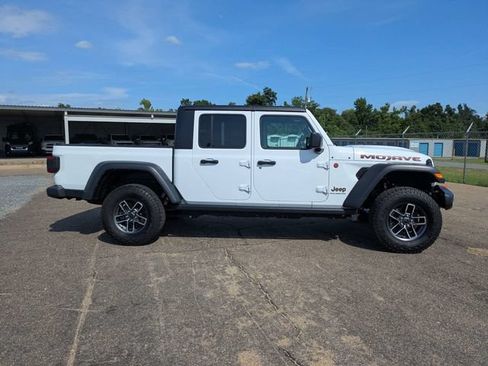 Used 2024 Jeep Gladiator Mojave AWD/4WD image 3