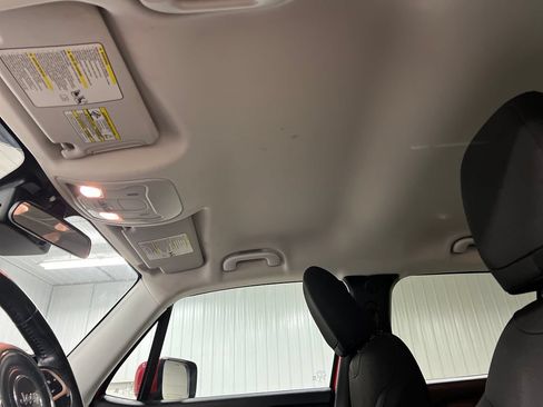 Used 2017 Jeep Renegade Latitude AWD/4WD image 28