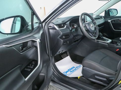 Used 2021 Toyota RAV4 LE FWD image 3