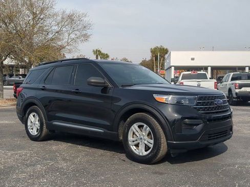 Used 2021 Ford Explorer XLT image 2