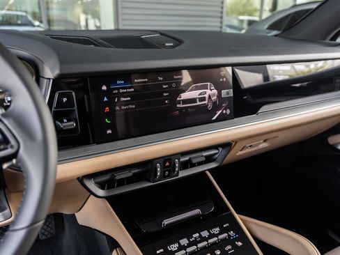 Certified 2026 Porsche Cayenne AWD/4WD image 28