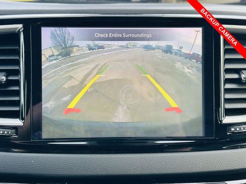 Used 2024 Chrysler Pacifica Touring-L image 10