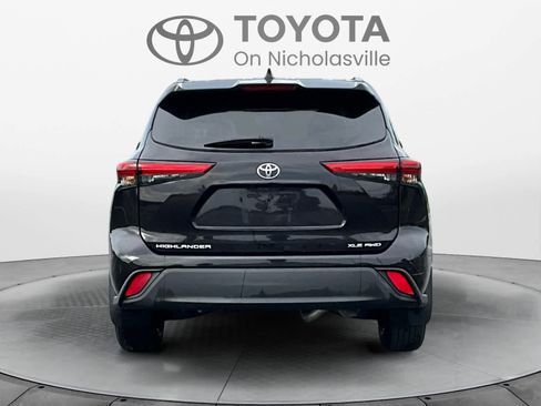 Used 2021 Toyota Highlander XLE AWD/4WD image 4