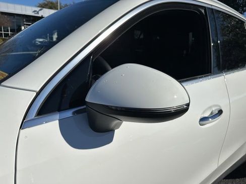 Used 2025 Mercedes-Benz GLC 300 4MATIC image 11