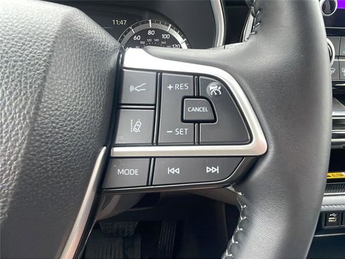 Used 2025 Toyota Highlander XLE image 25