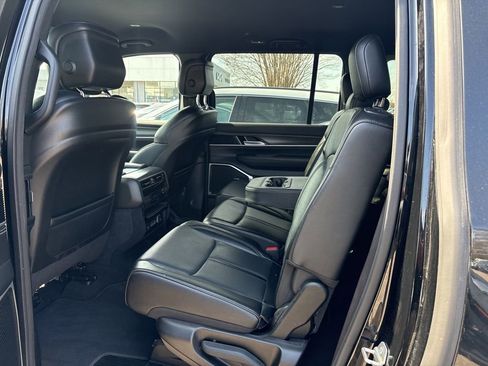 Used 2024 Jeep Wagoneer L Series II w/ Flexible Seating Group image 18