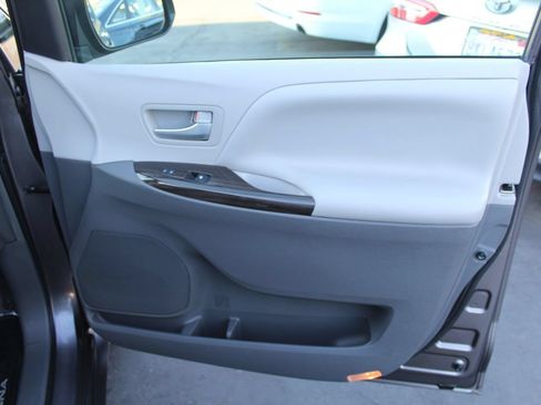 Used 2016 Toyota Sienna XLE FWD image 19