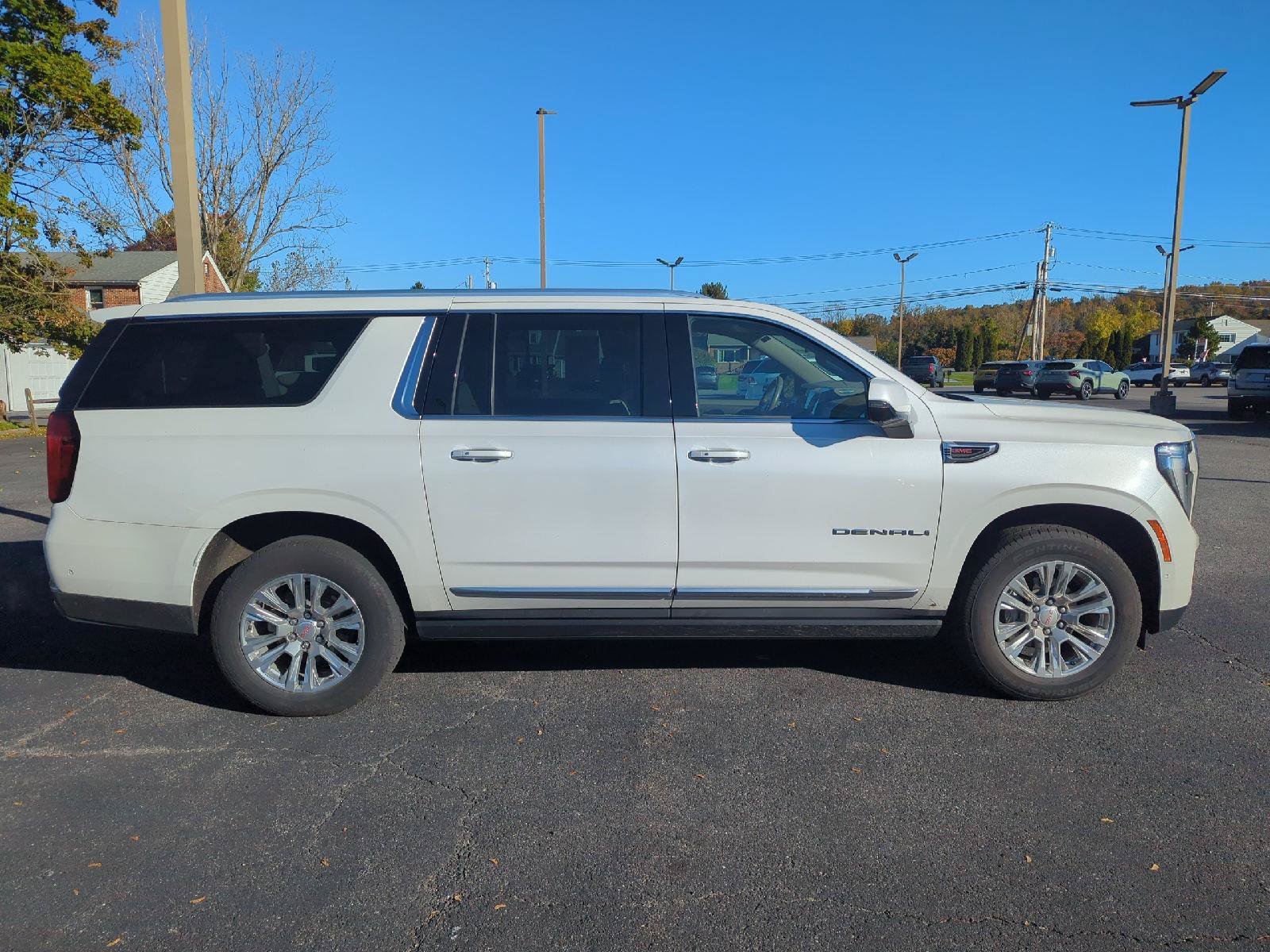 Used 2025 GMC Yukon XL Denali w/ Sun & Power Step Package AWD/4WD image 8