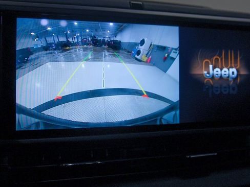 Used 2025 Jeep Wrangler Unlimited Sahara image 23