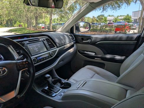 Used 2018 Toyota Highlander Limited Platinum AWD/4WD image 11