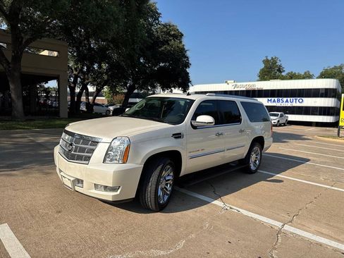 Used 2011 Cadillac Escalade ESV Platinum RWD image 2