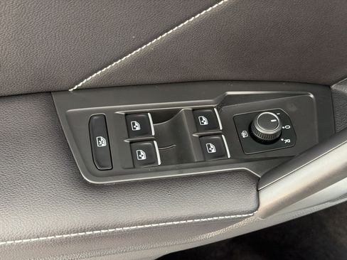 Certified 2024 Volkswagen Tiguan SE FWD image 23