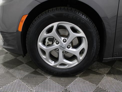 Used 2023 Chrysler Pacifica Limited image 38