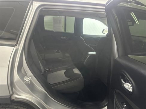 Used 2016 Jeep Cherokee Sport image 16