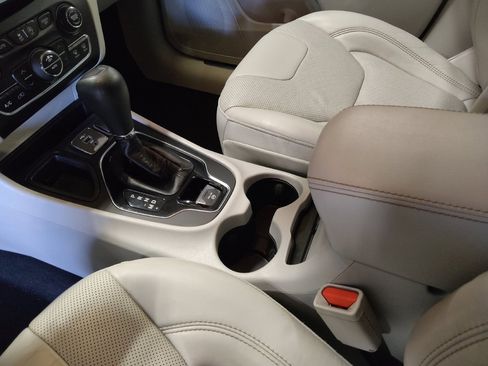 Used 2019 Jeep Cherokee Limited w/ Technology Group FWD image 26