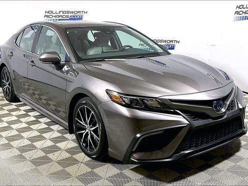 Used 2024 Toyota Camry SE w/ Audio Upgrade Package FWD image 3
