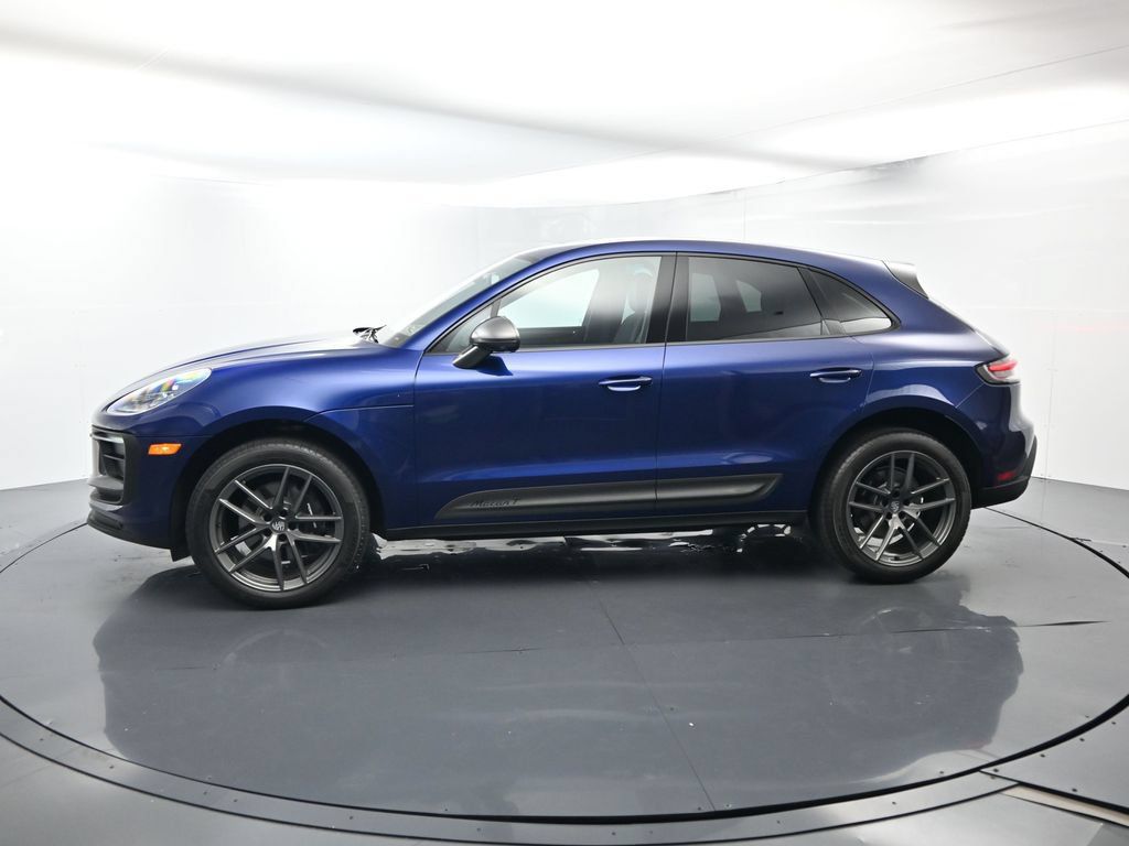 Certified 2025 Porsche Macan AWD/4WD image 2